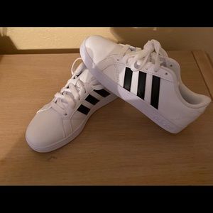 Adidas girls sneaker